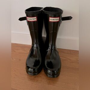 HUNTER Short Gloss Boots in classic Black. Good Used Condition.